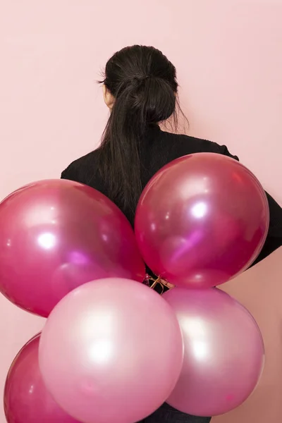 Junge hübsche Frau in legerer Kleidung mit festlichen Luftballons. Porträt einer glücklichen Frau aus dem Mittleren Osten, die Valentinstag, Geburtstag, Party feiert — Stockfoto