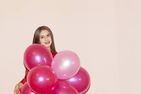 Молодая и красивая девушка держит воздушные шары. День святого Валентина, день рождения, женский день, юбилей, праздник концепции празднования — стоковое фото