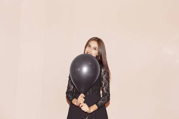 Menina bonita detém balão de ar. Dia dos namorados, dia das bruxas, aniversário, dia das mulheres, aniversário, conceito de celebração de férias — Fotografia de Stock