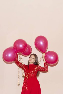 Güzel ve mutlu kadın hava balonları tutuyor. Sevgililer günü, doğum günü, kadınlar günü, yıldönümü, bayram kutlaması konsepti