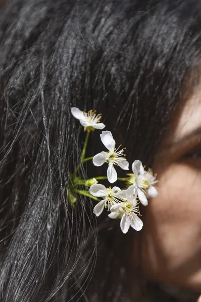 Blossom flowers in hair — ストック写真