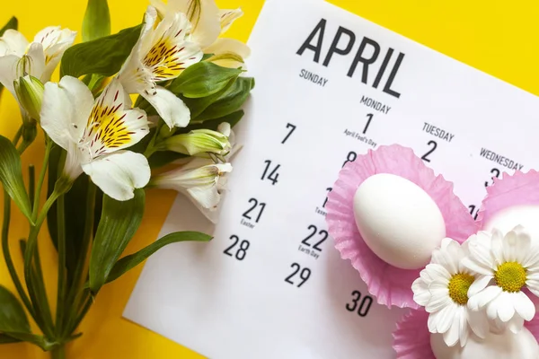 Апрель 2020 Пасхальный календарь с красочными яйцами и весенними цветами — стоковое фото