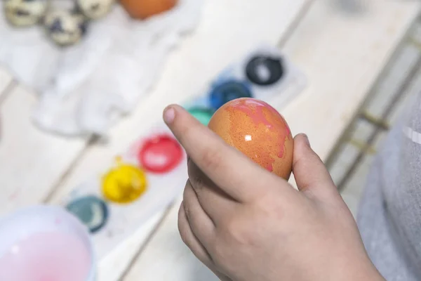Niño pequeño pintando huevos de Pascua — Foto de Stock