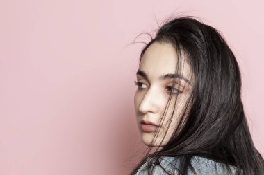 Şık bir genç kadının stüdyo portresi. Güzellik, moda, sezonluk moda haftası konsepti