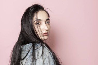 Şık bir genç kadının stüdyo portresi. Güzellik, moda, sezonluk moda haftası konsepti