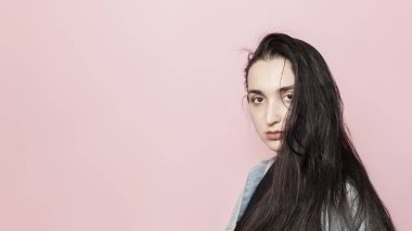 Şık bir genç kadının stüdyo portresi. Güzellik, moda, sezonluk moda haftası konsepti