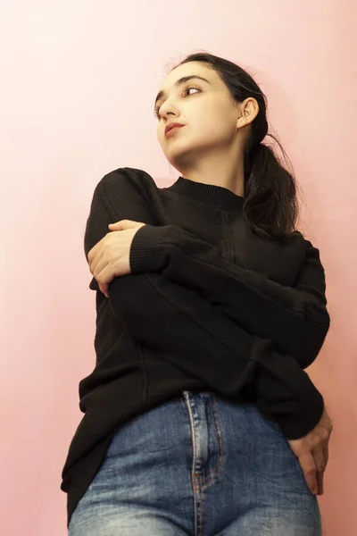 Porträt einer jungen und stilvollen Frau aus dem Nahen Osten in lässiger Kleidung. Attraktive Frauen posieren im Studio — Stockfoto