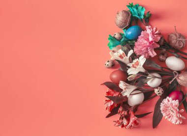 Renkli paskalya yumurtalarıyla dolu parlak bahar çiçekleri.