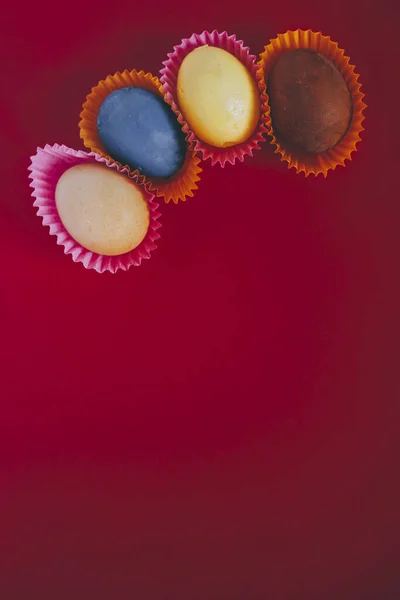 Прикрашені барвисті великодні яйця — стокове фото