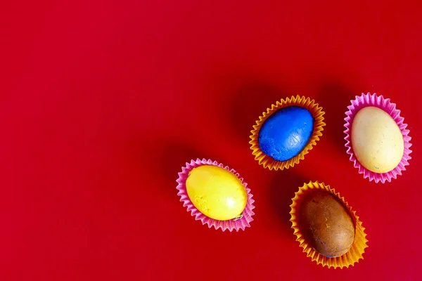 Украшенные красочные пасхальные яйца — стоковое фото