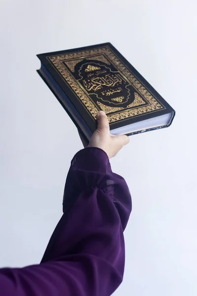 O tânără musulmană se roagă. Fata din Orientul Mijlociu se roagă și citește Coranul sfânt. Femeia musulmană care studiază Coranul — Fotografie, imagine de stoc