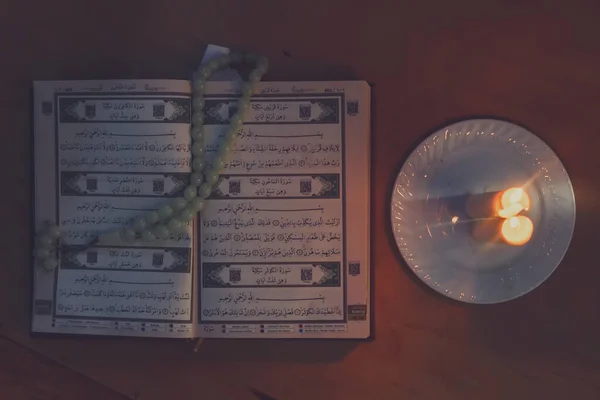 Священный Коран и огни. Мусульмане священная книга Коран. Открытые страницы Священного Корана. Свободное пространство — стоковое фото