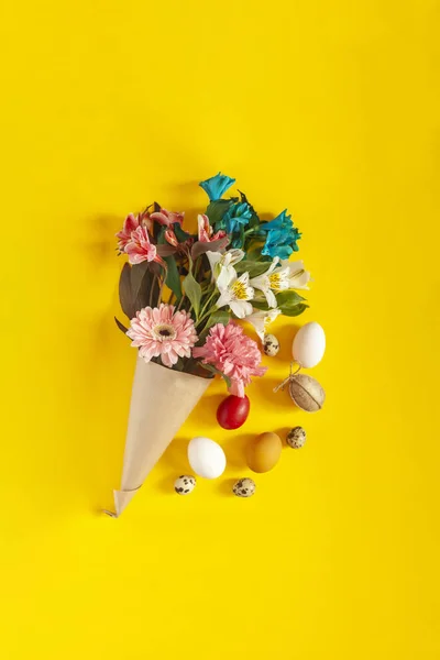 鮮やかな春の花花束とカラフルなイースターエッグ — ストック写真