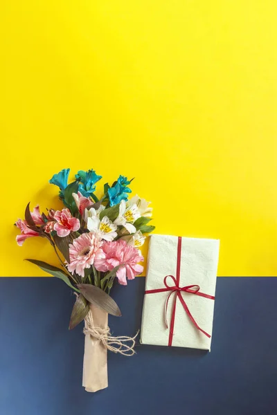 Ramo de flores de primavera y caja de regalo Imágenes De Stock Sin Royalties Gratis