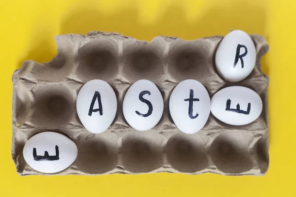 Feliz Pascua. Huevos festivos de Pascua en cartón — Foto de Stock