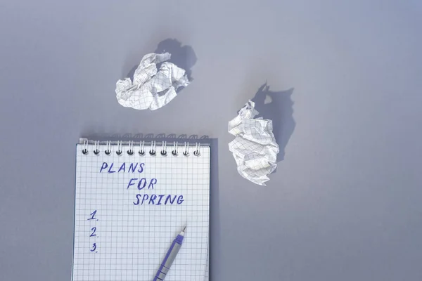 Plans for spring - written on a paper notepad. Making plans for spring break — Stock Photo, Image