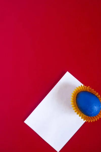 Huevo de Pascua colorido decorado con trozo de papel vacío — Foto de Stock