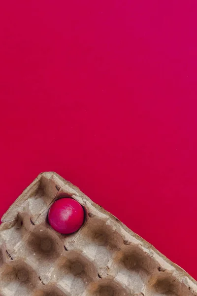Цветные пасхальные яйца в коробке — стоковое фото