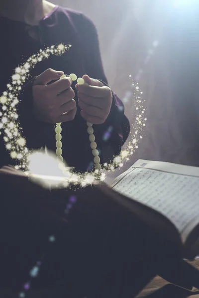 Rezando joven musulmana. Chica de Oriente Medio rezando y leyendo el Sagrado Corán. Mujer musulmana estudiando El Corán — Foto de Stock
