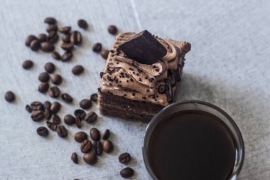 Sıcak kahve, tatlı kek, çikolatalı tart, tatlı, arka planda pasta.