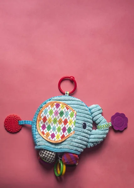 Elefante Juguete Para Bebé Sobre Fondo Rosa Vista Superior Copiar — Foto de Stock