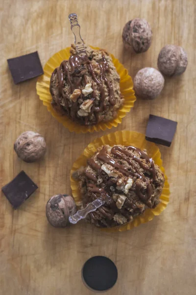 Ovesné Sušenky Ořechy Černou Čokoládou Dřevěné Řezací Desce Horní Pohled — Stock fotografie