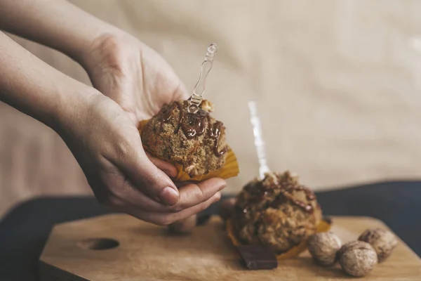 Cookie Uri Gustoase Ovăz Placa Tăiere Din Lemn Mâini Femeie — Fotografie, imagine de stoc