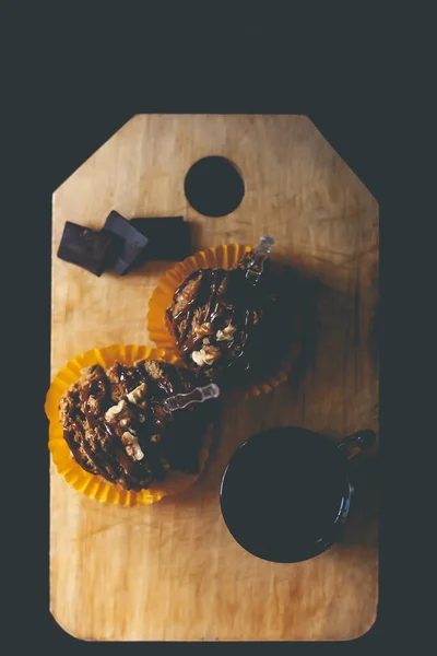 Kue Oat Dengan Kacang Dan Coklat Hitam Papan Potong Kayu — Stok Foto