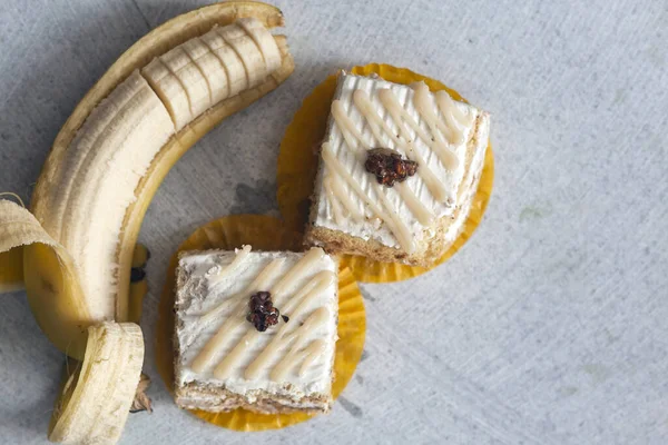 Pastel Crema Pastelera Con Plátano Nuez Sobre Fondo Mármol — Foto de Stock