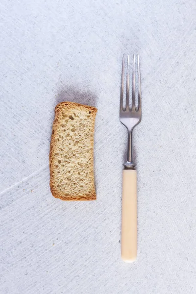有叉子和大理石背景的美味饮食面包 每天的一部分 健康食品 顶部视图 复制空间 — 图库照片