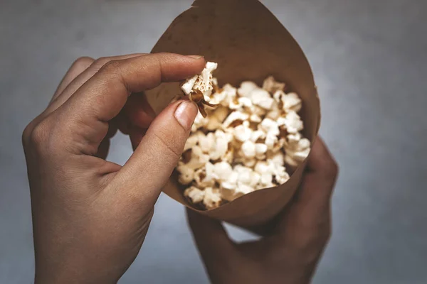 Wanita Memegang Kerucut Kertas Penuh Popcorn Pemandangan Bagus Lihat Dari — Stok Foto