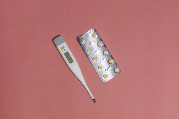 Elektronisches Thermometer Und Pille Hintergrund Ansicht Von Oben — Stockfoto