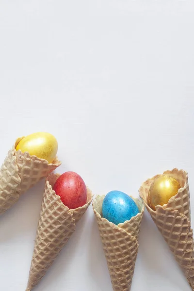 Conceptul Happy Easter Fundal Festiv Paşte Conul Înghețată Ouăle Colorate — Fotografie, imagine de stoc