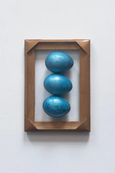 Tres Huevos Pascua Color Azul Colocados Marco Madera Sobre Fondo — Foto de Stock