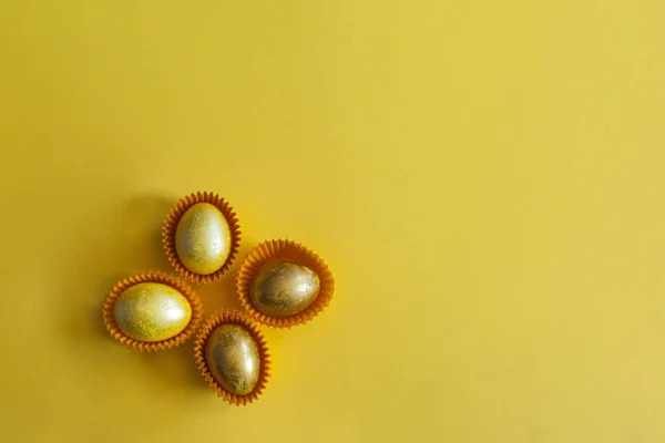 Ouă Paște Culoare Aurie Fundal Galben Vedere Sus Privire Sus — Fotografie, imagine de stoc