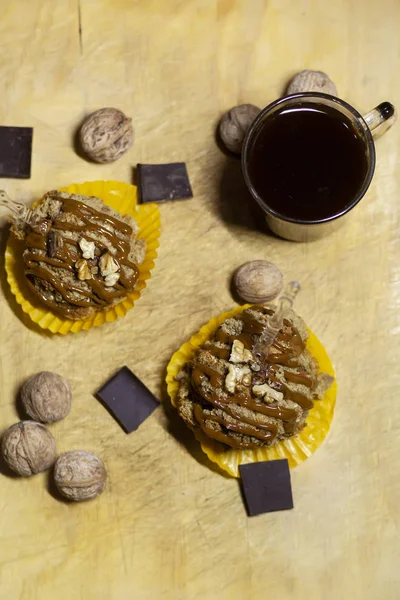 Sabrosos Pasteles Con Nueces Una Taza Café Fondo — Foto de Stock