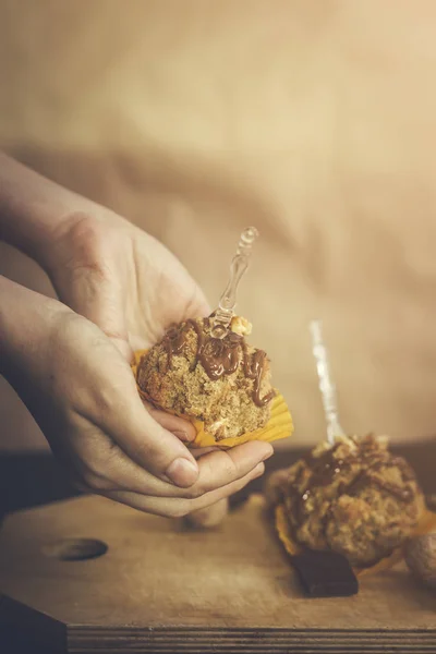 Kue Oat Lezat Papan Potong Kayu Tangan Wanita Memegang Kue — Stok Foto