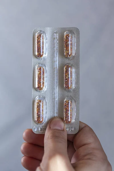 Kobieta Trzymająca Tabletkę Przeciw Ciąży Antykoncepcja Covid — Zdjęcie stockowe