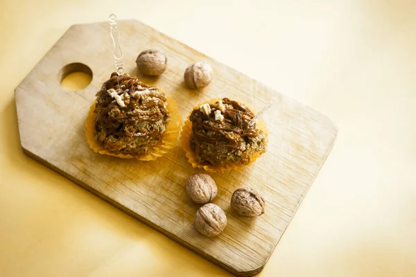 Galletas Avena Con Tuercas Tabla Cortar Madera Vista Superior — Foto de stock gratis