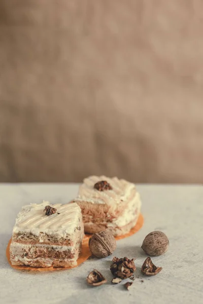 Bakverk Grädde Tårta Med Banan Och Valnöt Marmor Bakgrund — Stockfoto