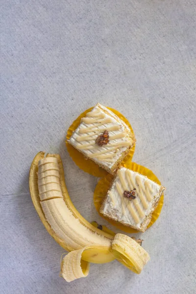 Pastel Crema Pastelera Con Plátano Nuez Sobre Fondo Mármol — Foto de Stock