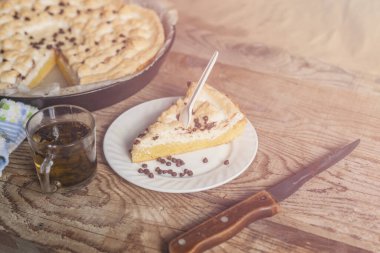 Ahşap bir arka plan üzerinde taze pişmiş cheesecake. Doğrudan yukarıdan görüntüle