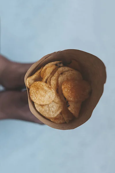 Mulher Segurando Cone Papel Cheio Batatas Fritas Vista Superior Vista — Fotografia de Stock
