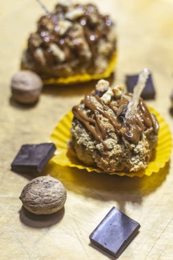 Fındıklı lezzetli pastalar ve arka planda siyah çikolata..