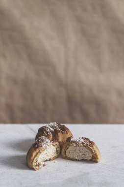 Mermer zemin üzerinde lezzetli kremalı pasta.