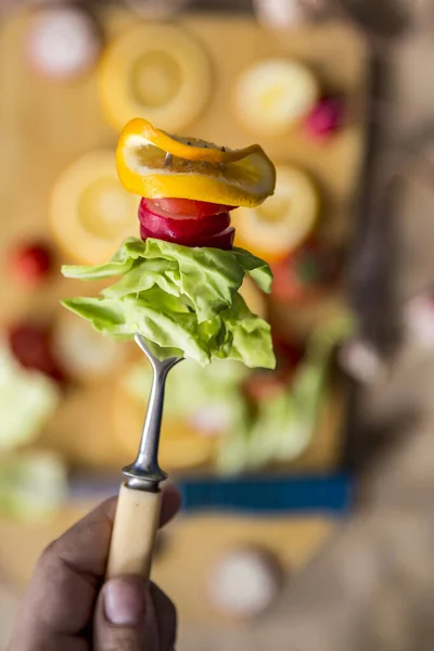 Tangan Memegang Salad Organik Segar Garpu Lihat Dari Atas — Stok Foto