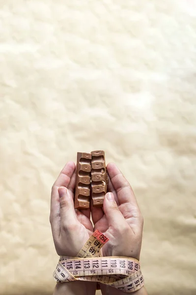 Руки Плюс Розмір Жінки Пов Язані Мірною Стрічкою Тримають Шоколад — стокове фото