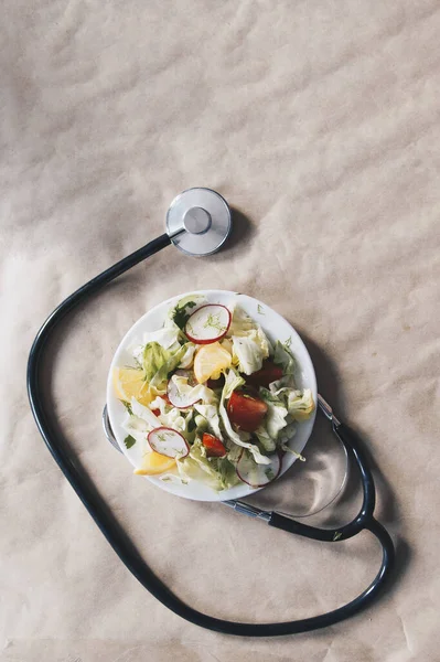 Pemandangan Dari Atas Sampai Salad Organik Sehat Dan Stetoskop Simbol — Stok Foto
