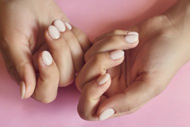 Tanınmaz bir kadın kolu. Tırnaklarında manikür olan güzel ellerini gösteren bir kadın. Şık moda kadın manikürü. Güzellik konsepti. El bakımı