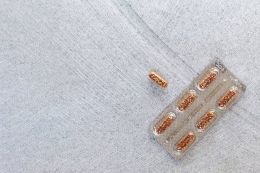 Tabletler mermerin üzerinde. Üst Manzara. Yakın plan.